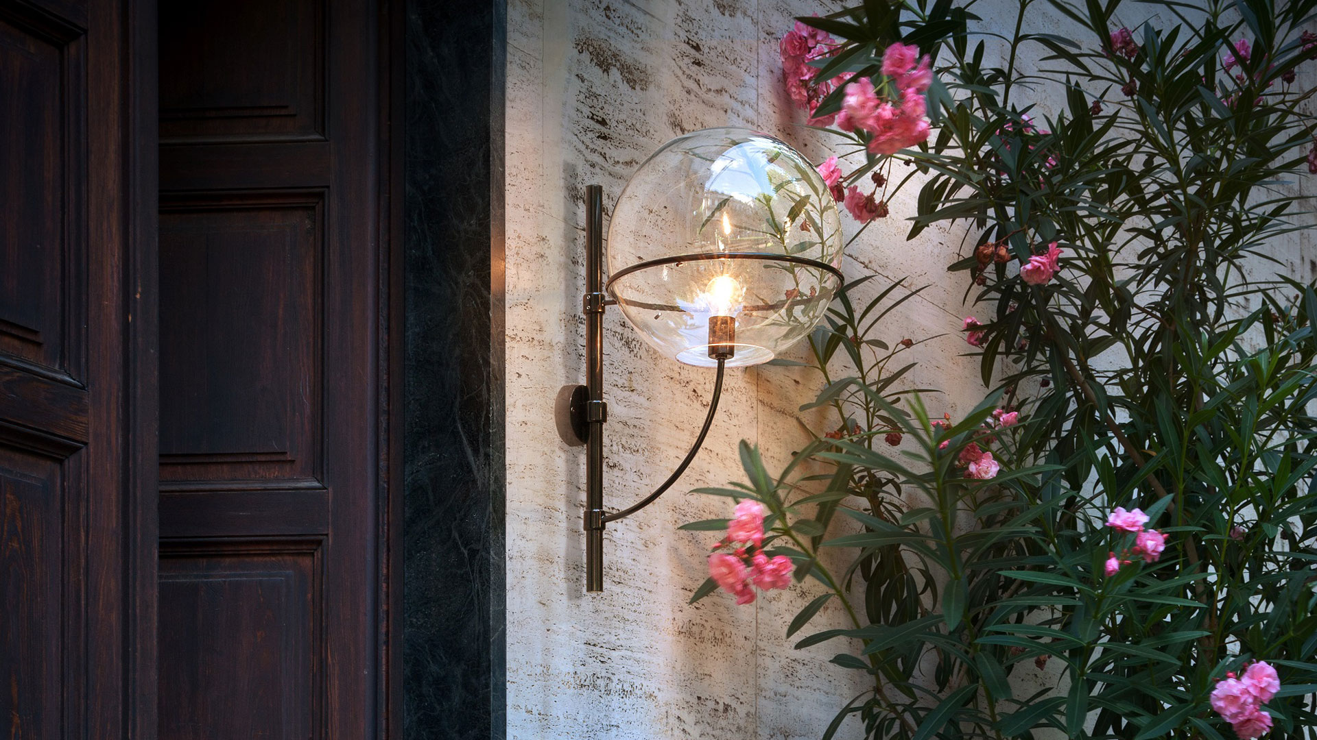 Lyndon Outdoor Wall Lamp by Oluce Lamps