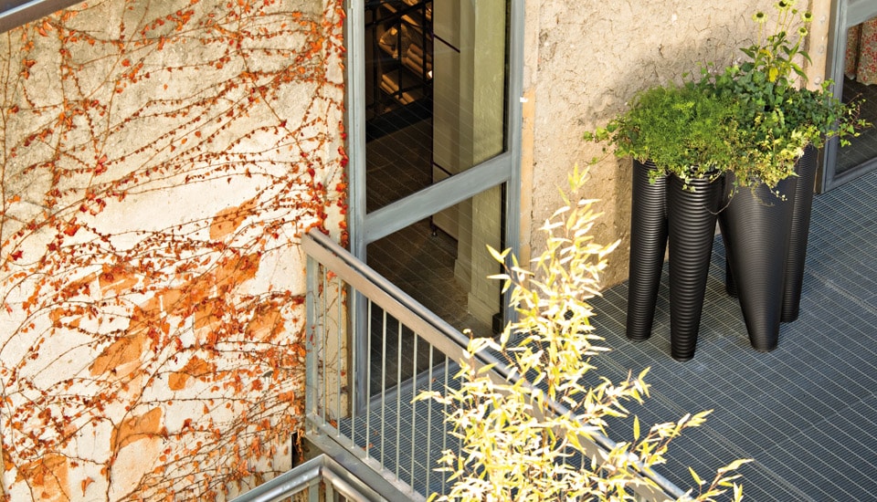 The Vases Outdoor Pot by Serralunga Planters Round