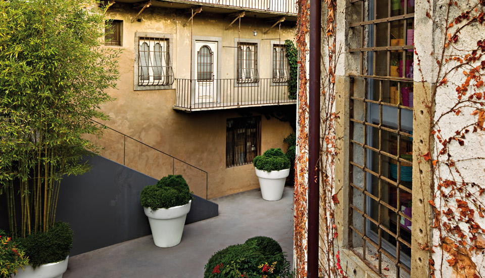 Vase One Planters by Serralunga Planters Round