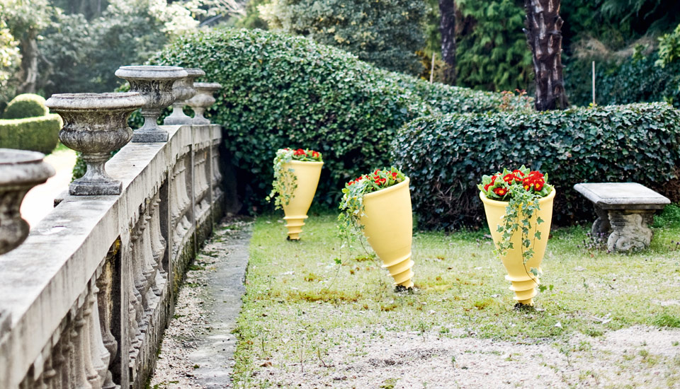 Santavase Outdoor Pot by Serralunga Planters Round