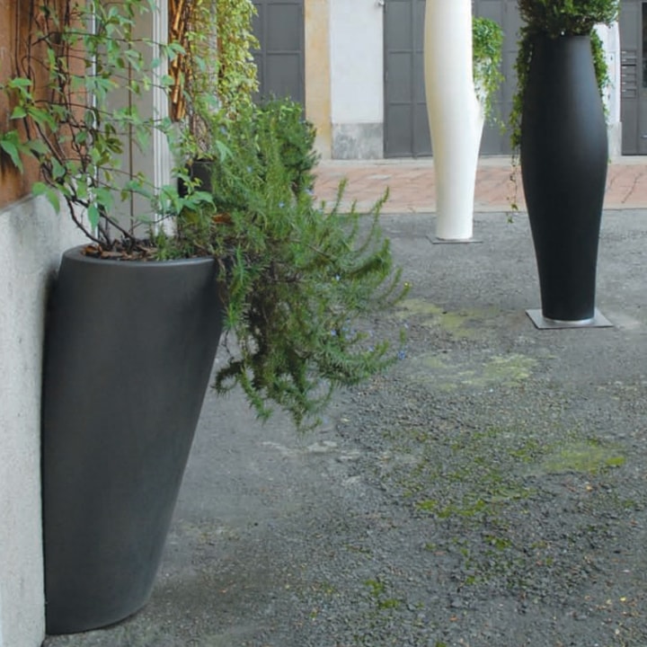 Pot Au Mur Outdoor Pot by Serralunga Planters Round