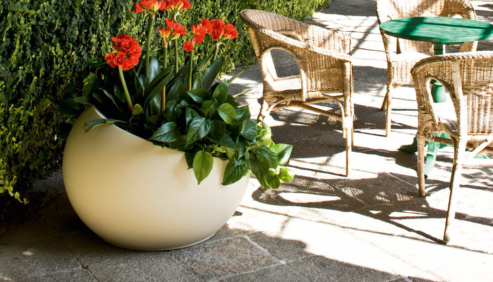 Uovo di Colombo Outdoor Planters by Serralunga Planters Round